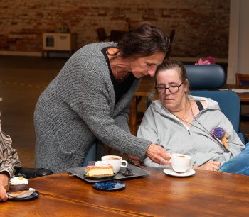 Vrijwillige ondersteuning voor activiteiten in de huiskamer