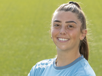 Een professionele voetbalcarrière combineren met een zorgcarrière? Isa deed het!