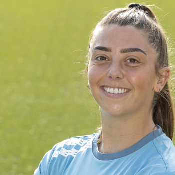 Een professionele voetbalcarrière combineren met een zorgcarrière? Isa deed het!