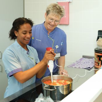 Stagiaire gast vrouw helpende verzorgende zorg