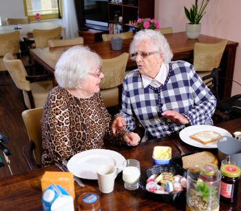 Vrijwilliger bij de avondmaaltijd