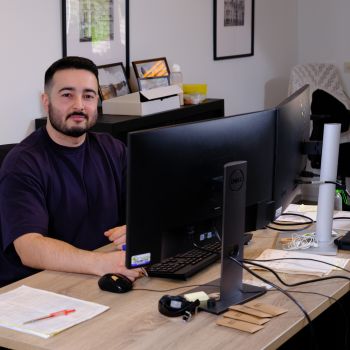 Collega achter computer in Sonnevanck