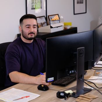 Collega achter computer in Sonnevanck - 2