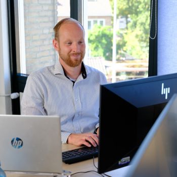Collega achter de computer