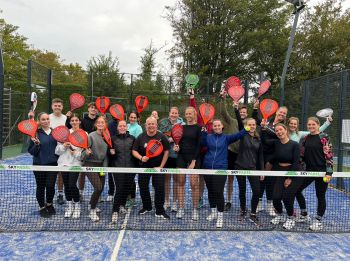 Gezonde dosis competiviteit en gezelligheid tijdens het padeltoernooi voor collega's