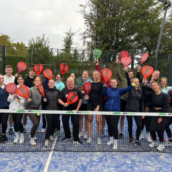 Gezonde dosis competiviteit en gezelligheid tijdens het padeltoernooi voor collega's
