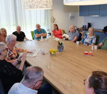 Vrijwilliger bouwen lego