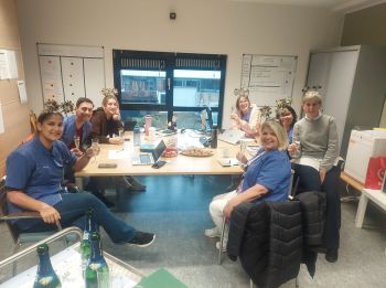 Bruisende traktatie voor de collega's van Akkerleven