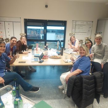 Bruisende traktatie voor de collega's van Akkerleven