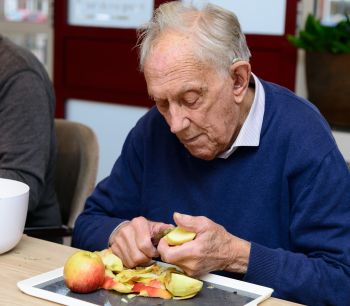 Enthousiaste kookvrijwilliger ontmoetingscentrum