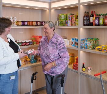 Vrijwilliger winkeltje in De Bieslandhof